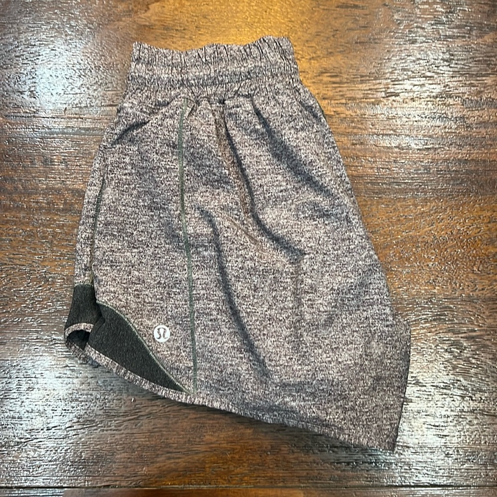 🪩Grey Lululemon Hotty Hots! Size 4! 4inch inseam! Like new!🪩 - Picture 1 of 12